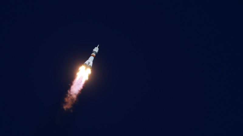 El cohete Soyuz con el astronauta estadounidense Nick Hague y el cosmonauta ruso Aleksey Ovchinin.